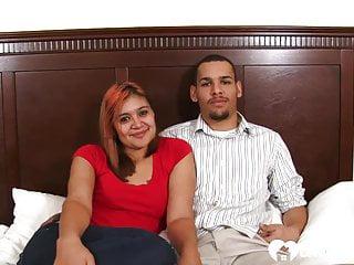 Scharfes Babe reitet den harten Schwanz und lässt sich hart ficken - Amateur Porn mit dem geilen Babe