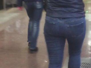Ein geil geformter Milf Arsch in Jeans Ein geil geformter Milf Arsch in Jeans