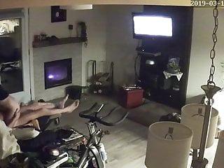 Ehefrau bläst und fickt vor versteckter Kamera