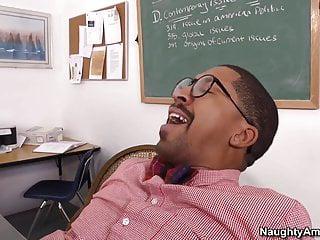 Krankenschwester Julia Ann auf dem schreibtisch gefickt