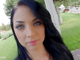 Suzy Fox bekommt eine Ladung Sperma in die Möse