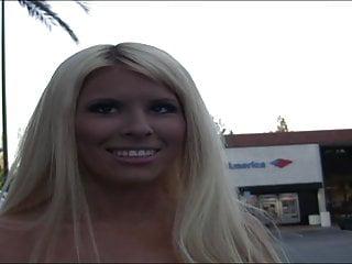 Heiße Amateurin mit enger Pussy - sexy Amateurin macht die Beine breit