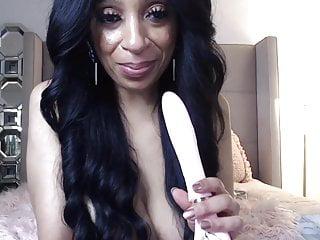 Ebony Göttin aus arica masturbiert mit einem Sextoy