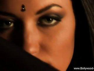 Ihr exotisches schönes Mädel macht die Beine breit für die geile Nummer