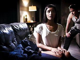 Kleinbusige Brünette hat fantastischen Sex mit Stiefbruder