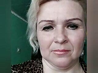 Russische Frau zieht sich vor der Kamera aus