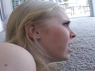 Sexgeiles Girl stöhnt beim Lesbenfick mit ihrem Lover