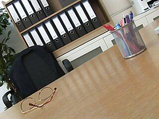 Reizendes Mädchen lässt sich von vielen Kerlen lecken und ficken