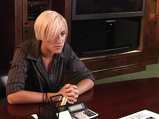 Blonde Lesbe leckt auf der Arbeit