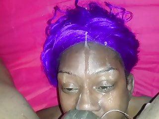 Schwarze Nutte bläst in allen Stellungen