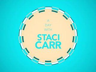 Babe Staci Carr wichst mit Dildo