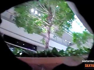 Versteckte Kamera filmt die geilen Teens in der Öffentlichkeit - heimlich gefilmt mit dem Dildo in der Toilette