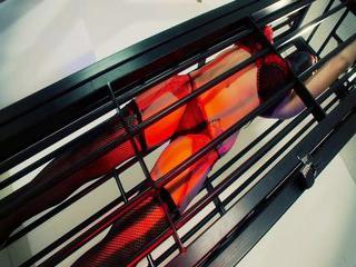 Versaute Krystal fingert ihren Sklaven wie eine Frau