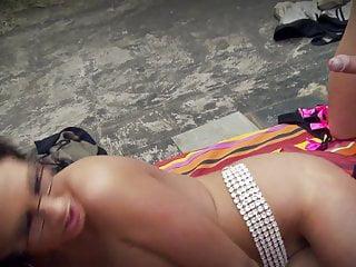 Verführerische Frau mit grossen Titten genießt harten Analfick