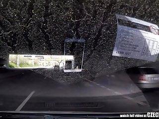 Niedliches Teen im Taxi die kleine Sau beim Sex mit dem Taxifahrer - Amateur Teen im Taxi