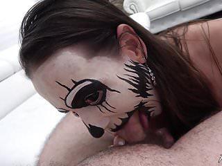 Halloween Hure mit grossen Titten wird anal gefickt