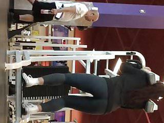 Grosse Latina wird im Fitnessstudio in den Arsch gefickt