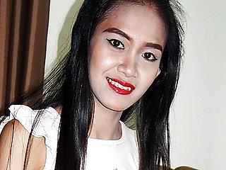 Junge Asiatin von der seite gefickt