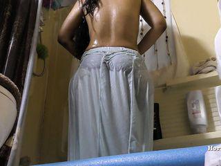 Indische Maid heimlich beim duschen gefilmt