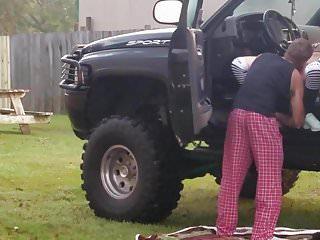 Die rothaarige Amateurin beim öffentlichen Sex in der Öffentlichkeit - Outdoor Amateursex