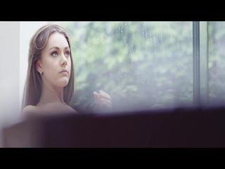 Die hübsche Courtney strippt und masturbiert