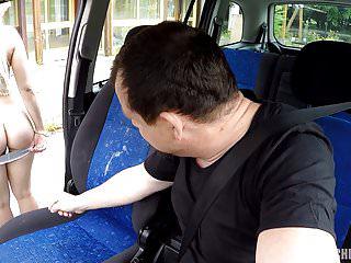 Süsse Blondine wird im Auto gefickt