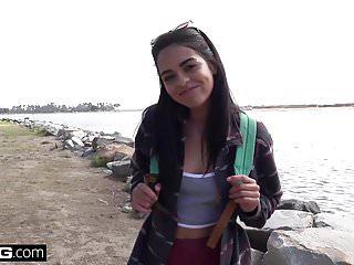 Teen vienna Black in den Mund gespritzt
