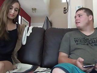 Fetter Kerl mit kleinem Schwanz fickt zierliches Mädchen