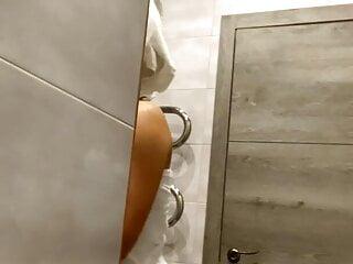 Babe Rita Fox masturbiert mit einem Dildo