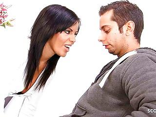 Reife Lehrerin verführt jungen Kerl mit großem Schwanz