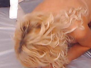 Mutter und Tochter blasen einen Schwanz - Amateur Blowjob