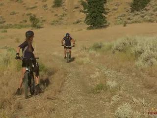 Sie zeigt ihre asiatische Muschi und lässt sich dann in den Arsch ficken