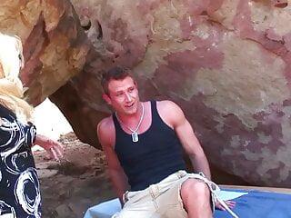 Büroschlampe fickt und wird am Strand erwischt