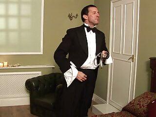 Schöne Blondine in schwarzen Strümpfen beim blasen