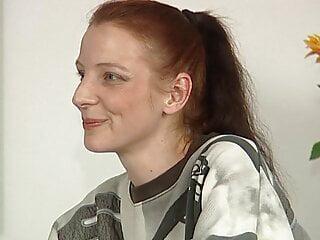 Rothaariges Teen steckt sich einen Dildo in die Muschi