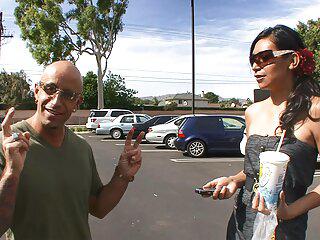 Zierliche Thai Pussy wird zum Orgasmus gebracht