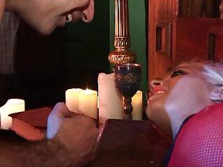 Lüsterne Teen setzt sich auf den Schwanz des Autos