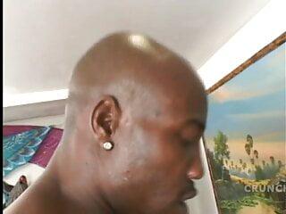 Ebony Nutte mit prallem Hinterteil von Riesenschwanz in die Möse gefickt