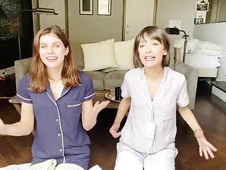 Alexandra darroy und kates blitzer zeigen ihre Körper